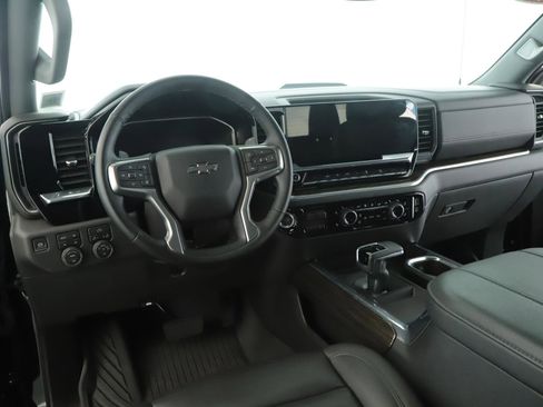 Used 2025 Chevrolet Silverado 1500 LT Trail Boss w/ Convenience Package II AWD/4WD image 2