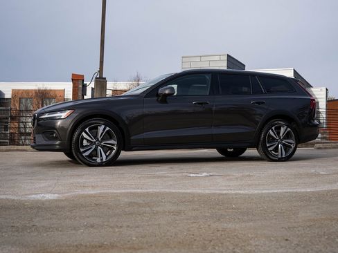 Used 2025 Volvo V60 B5 Cross Country Plus image 3