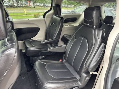 Used 2023 Chrysler Pacifica Touring-L FWD image 17