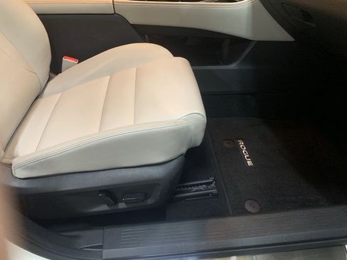 Used 2023 Nissan Rogue SL w/ SL Premium Package image 17