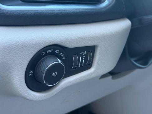 Used 2017 Chrysler Pacifica Limited FWD image 21