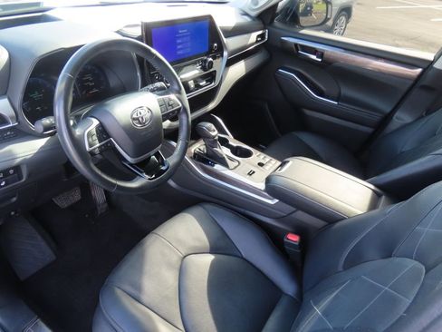 Used 2024 Toyota Highlander Platinum image 9