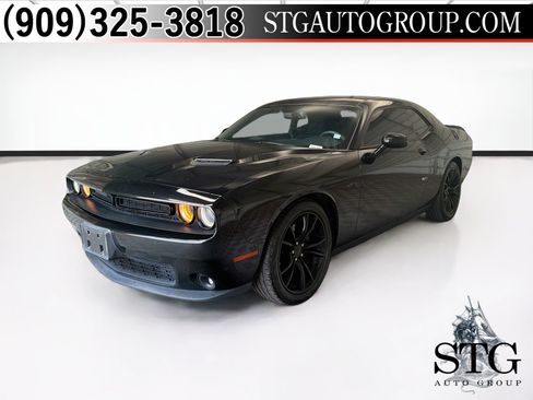 Used 2016 Dodge Challenger SXT w/ Blacktop Package RWD image 1