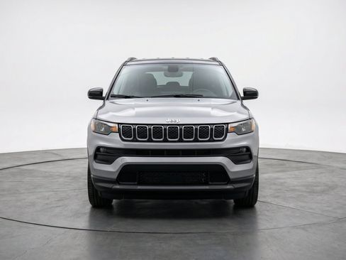 Used 2025 Jeep Compass Limited AWD/4WD image 2