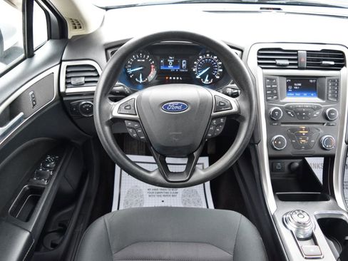 Used 2017 Ford Fusion SE image 16