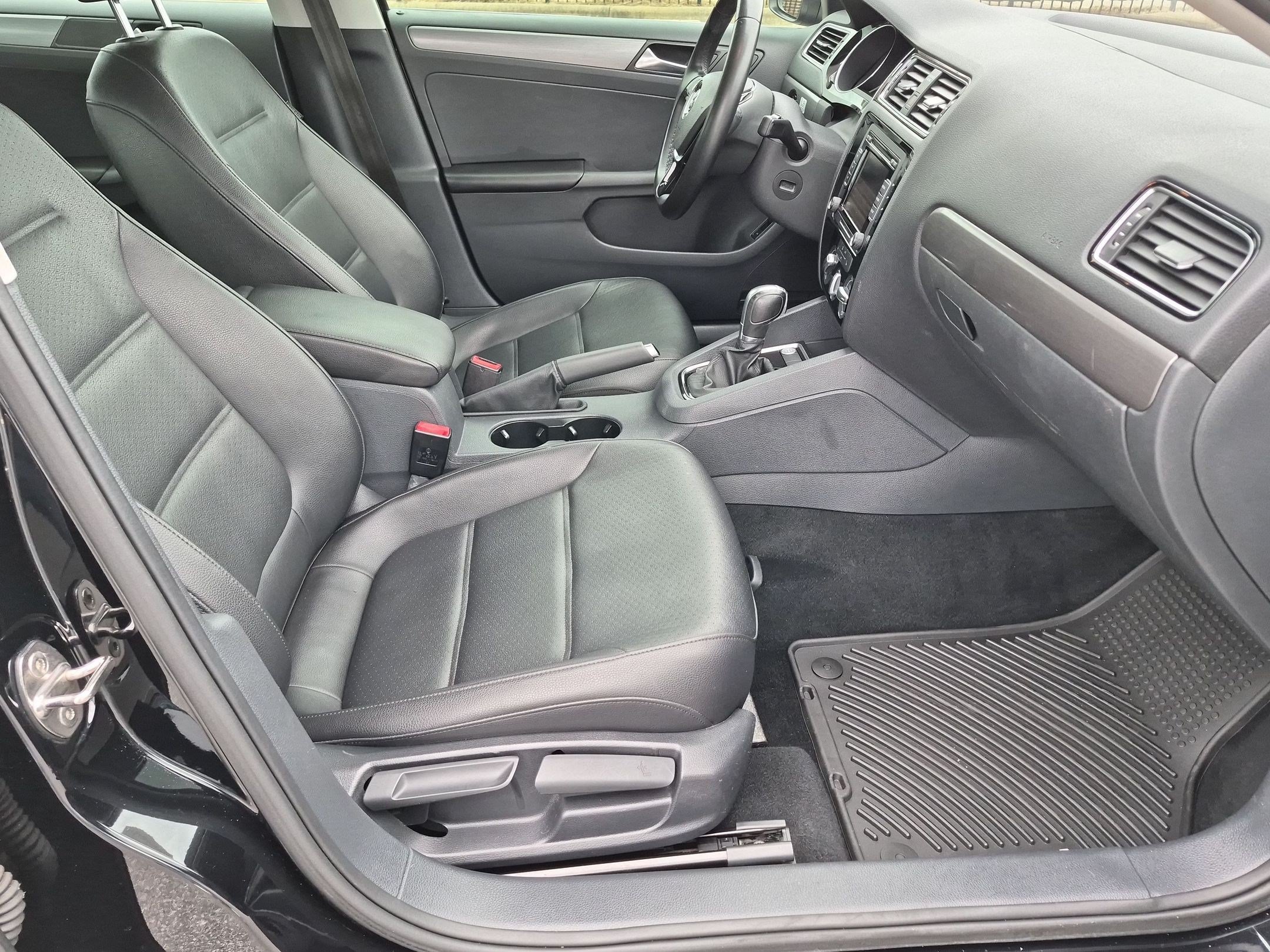 Used 2015 Volkswagen Jetta TDI SE FWD image 35