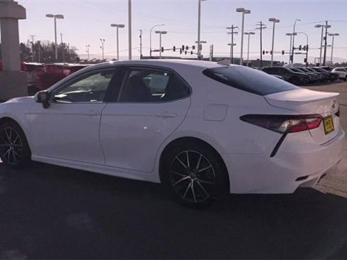 Used 2024 Toyota Camry SE image 7