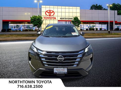 Used 2025 Nissan Rogue SV AWD/4WD image 2