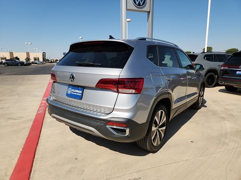 Certified 2023 Volkswagen Taos SE w/ Panoramic Sunroof Package FWD image 5