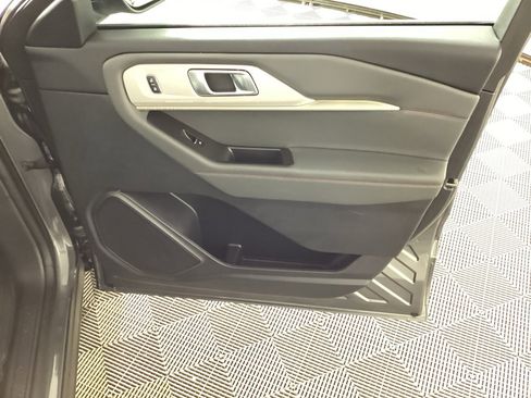 Used 2025 Ford Explorer Active w/ Active Comfort Package image 9