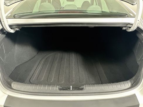 Used 2025 Hyundai Elantra Limited FWD image 29