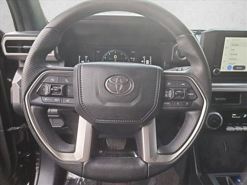 Used 2025 Toyota 4Runner SR5 AWD/4WD image 13