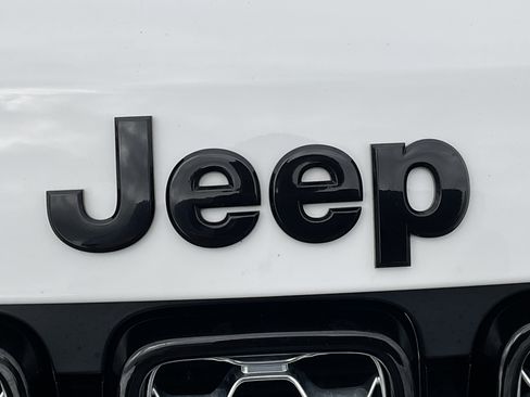 Used 2022 Jeep Grand Cherokee Laredo X AWD/4WD image 9