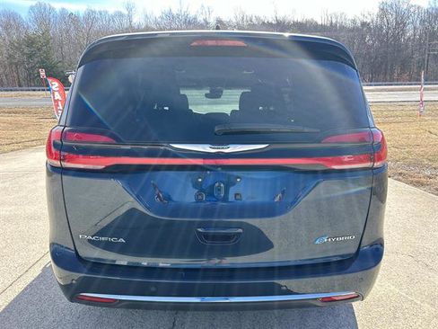 Used 2024 Chrysler Pacifica Select image 5