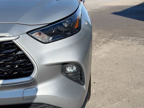 Used 2024 Toyota Highlander XLE image 11