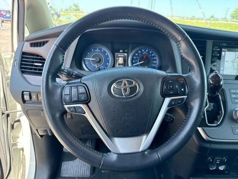 Used 2020 Toyota Sienna Limited Premium w/ Carpet Mat Package FWD image 18