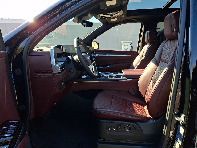 Used 2026 Cadillac Escalade ESV Luxury w/ LPO, Floor Liner Package AWD/4WD image 14