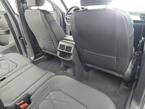 Used 2025 Volkswagen Atlas Cross Sport SE w/ Panoramic Sunroof Package FWD image 11