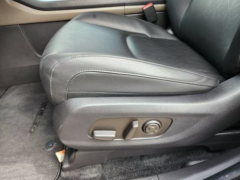 Used 2025 Kia Carnival EX FWD image 22