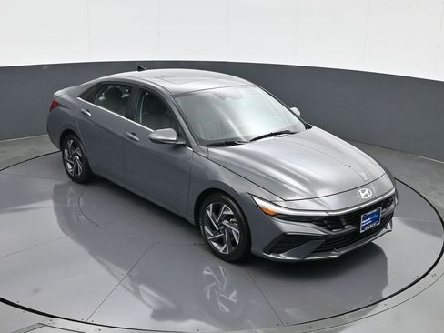 Certified 2025 Hyundai Elantra Limited w/ Cargo Package FWD image 15