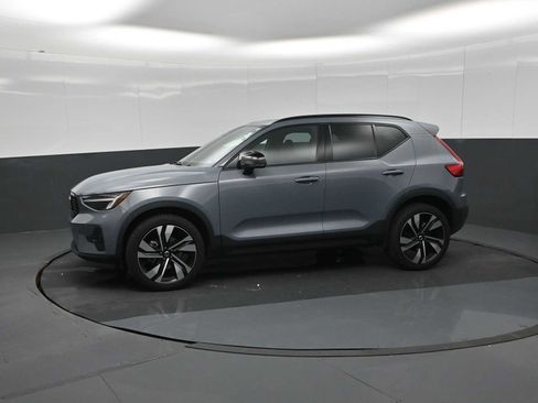 Used 2023 Volvo XC40 B5 Plus w/ Driver Assist Package AWD/4WD image 4