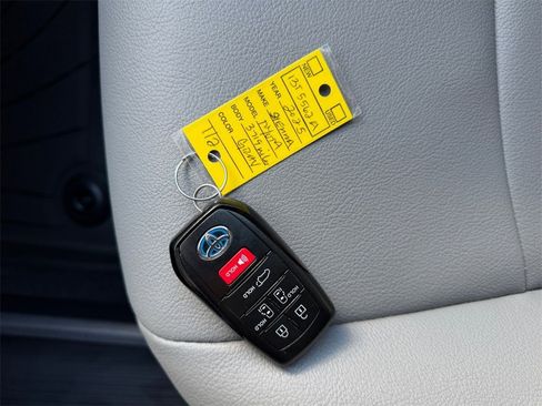 Used 2025 Toyota Sienna XLE w/ XLE Plus Package image 33