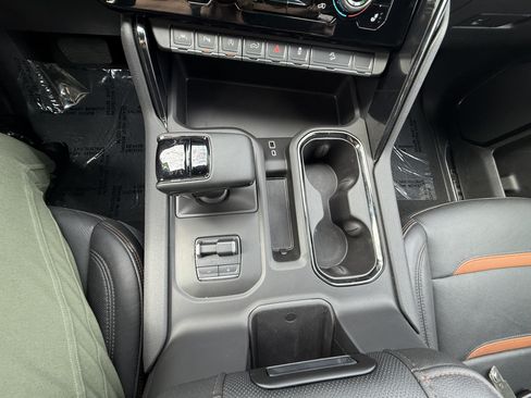 Used 2024 GMC Sierra 1500 AT4 w/ Technology Package AWD/4WD image 12