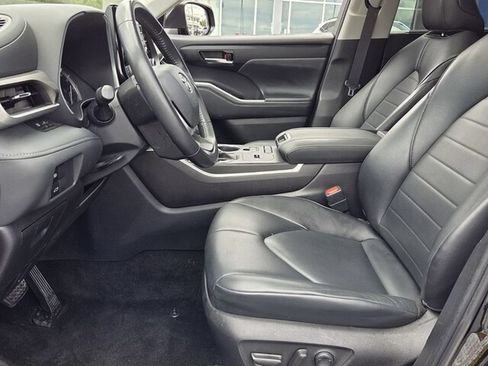 Used 2022 Toyota Highlander XLE FWD image 3
