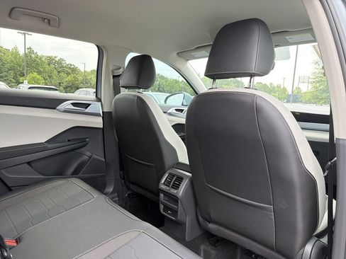 Used 2025 Volkswagen Taos SE FWD image 16