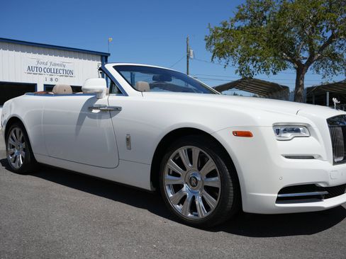 Used 2017 Rolls-Royce Dawn image 18