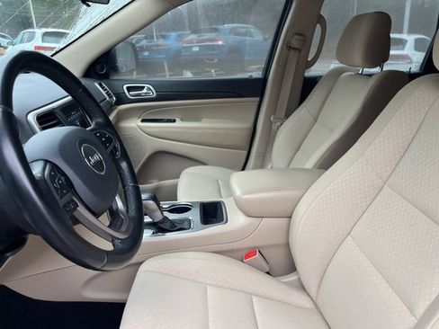 Used 2021 Jeep Grand Cherokee Laredo image 9