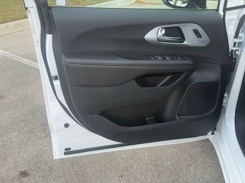 New 2026 Chrysler Pacifica Limited FWD image 28