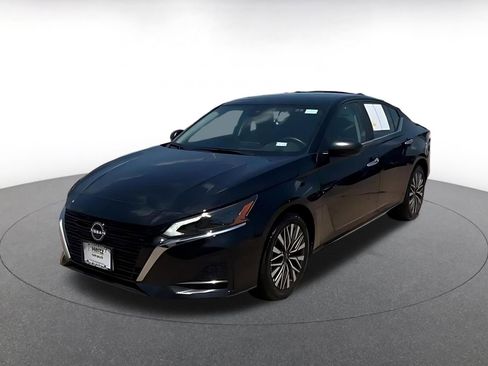 Used 2025 Nissan Altima 2.5 SV FWD image 3