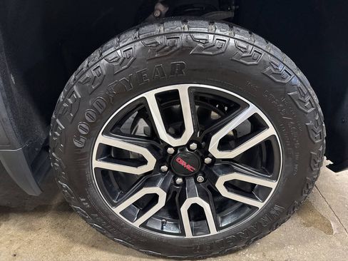 Used 2024 GMC Sierra 1500 AT4 w/ Technology Package AWD/4WD image 8