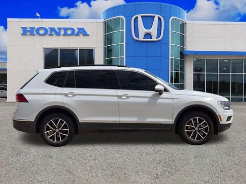 Used 2021 Volkswagen Tiguan SE w/ Panoramic Sunroof Package image 2