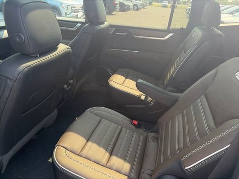 New 2026 GMC Acadia Denali Ultimate w/ LPO, Floor Liner Package AWD/4WD image 11
