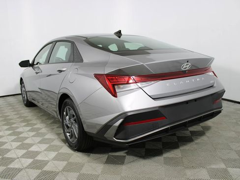 Used 2025 Hyundai Elantra Blue image 34
