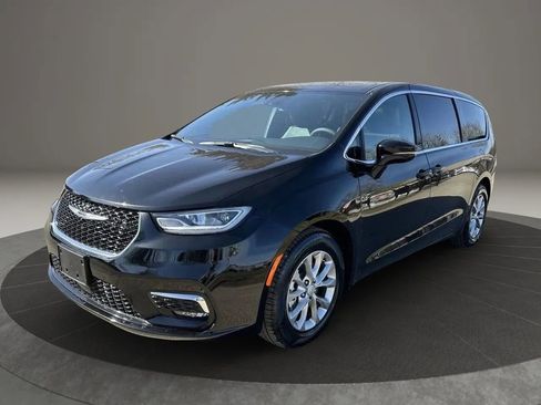 Used 2026 Chrysler Pacifica Limited FWD image 2
