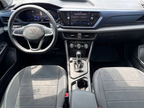 Used 2024 Volkswagen Taos SE w/ Panoramic Sunroof Package FWD image 12