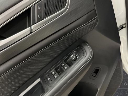 Used 2025 Volkswagen Atlas Cross Sport SE w/ Panoramic Sunroof Package image 28