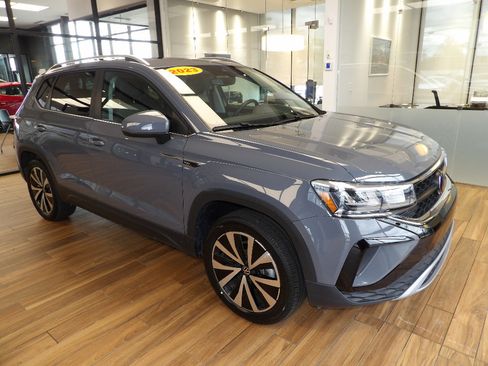 Used 2023 Volkswagen Taos SE w/ Panoramic Sunroof Package AWD/4WD image 3
