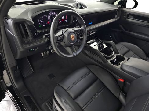 Used 2025 Porsche Cayenne GTS AWD/4WD image 16