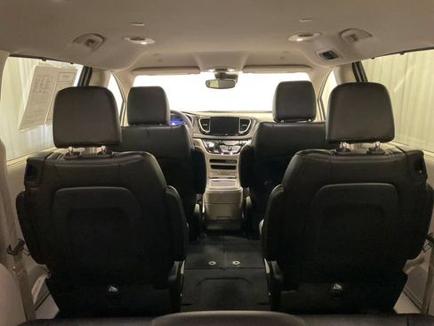 Used 2024 Chrysler Pacifica Touring-L FWD image 23