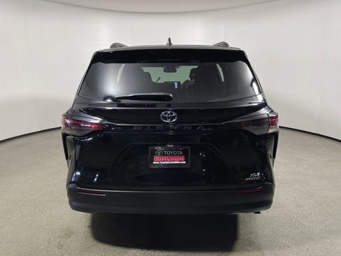 Used 2024 Toyota Sienna XLE image 4