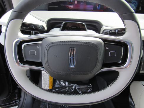 New 2025 Lincoln Navigator Reserve image 26