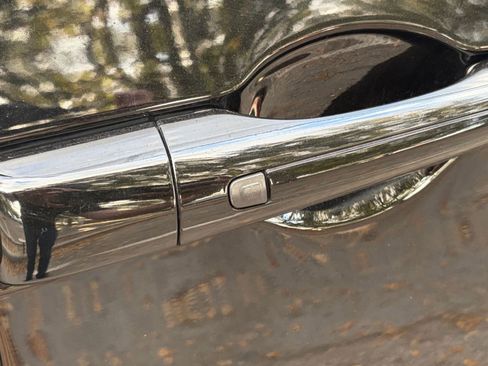 Used 2024 Chrysler Pacifica Touring-L image 18