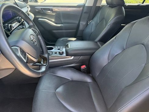 Used 2024 Toyota Highlander Limited AWD/4WD image 10