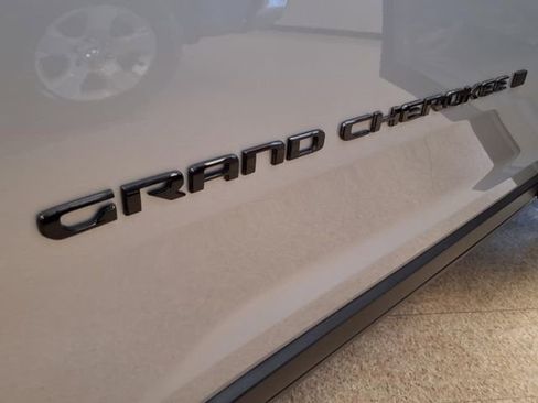 New 2024 Jeep Grand Cherokee L Laredo image 7