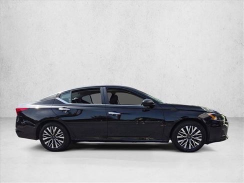 Used 2024 Nissan Altima 2.5 SV FWD image 4