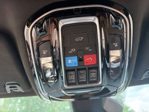 Used 2022 Jeep Grand Wagoneer Series III AWD/4WD image 28